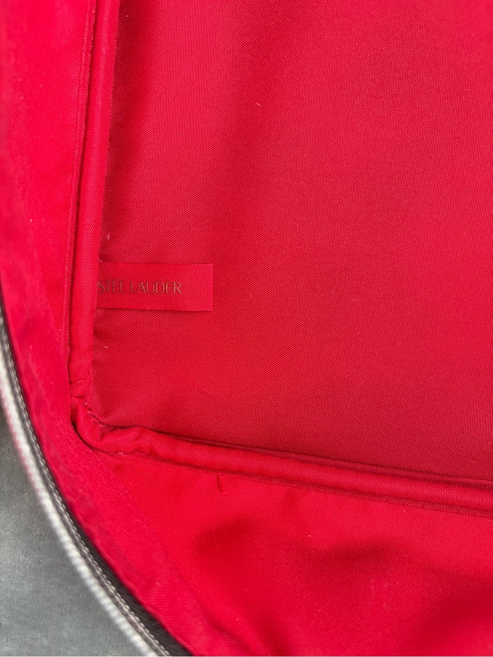 Estée Lauder train-case with metal tag - Picture 7 of 8